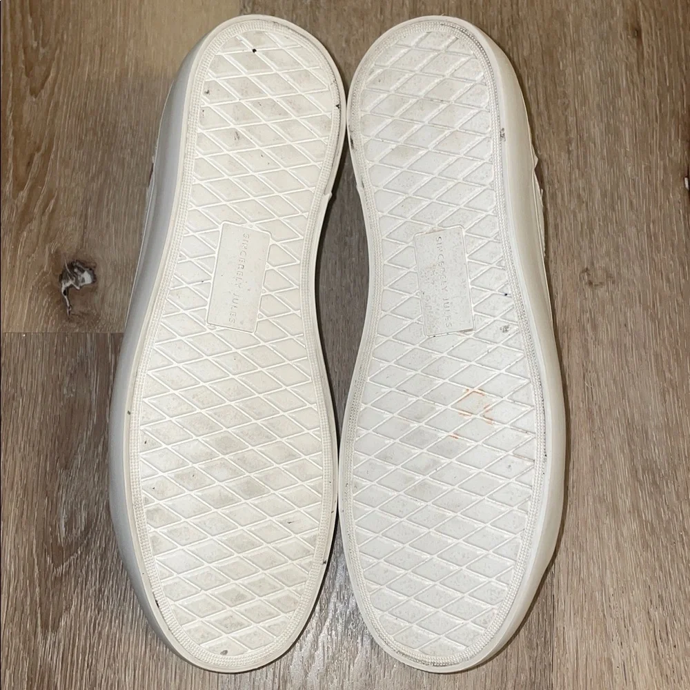 Sincerely‎ Jules White Sneakers with metallic Pink Heart Details. Size 9.